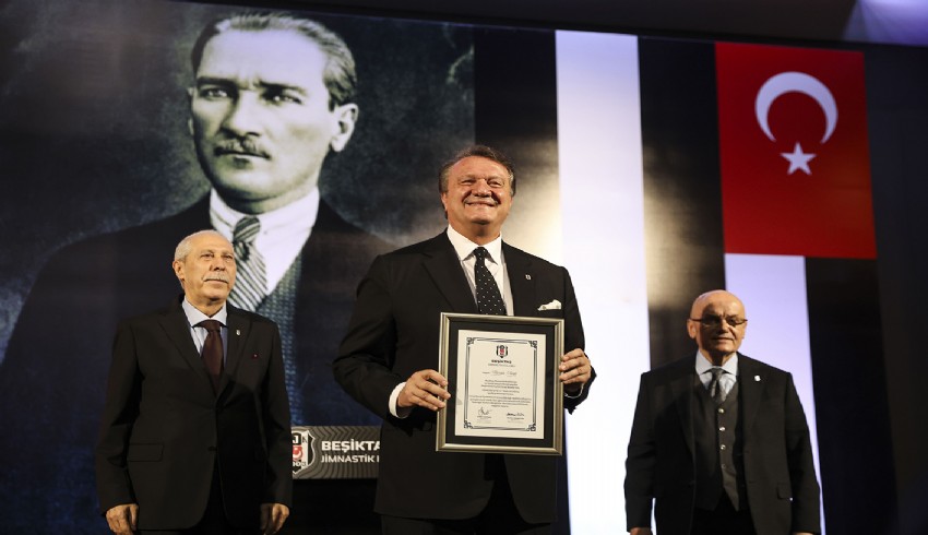 Beşiktaş'ın yeni başkanı Hasan Arat mazbatasını aldı