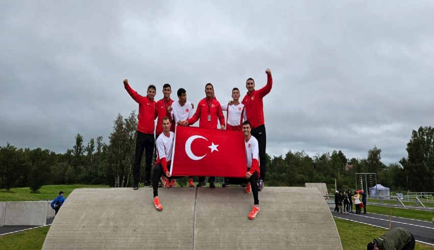 Beşinci kez dünya şampiyonu olan TSK Engelli Koşu Bayrak Takımı'na daimi kupa verildi