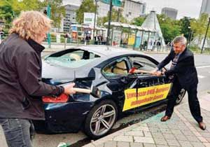 Servise kızdı, 120 bin Euro’luk BMW’yi parçaladı