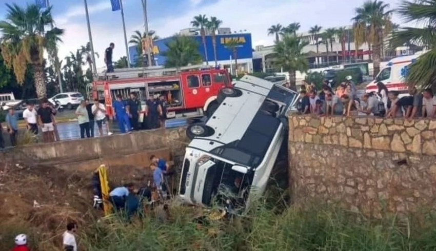 Bodrum'da isçi servisi dere yatağına uçtu: 23 yaralı