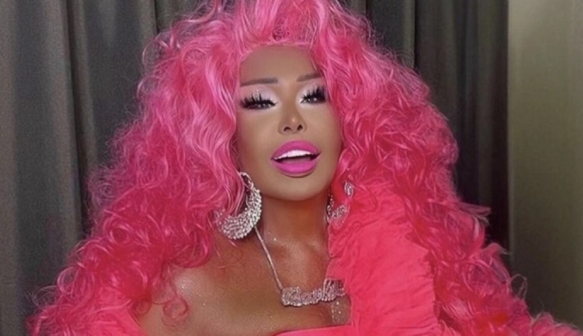 Bülent Ersoy’a ‘Barbie’ imajı… Sahneye pembeler içinde çıktı