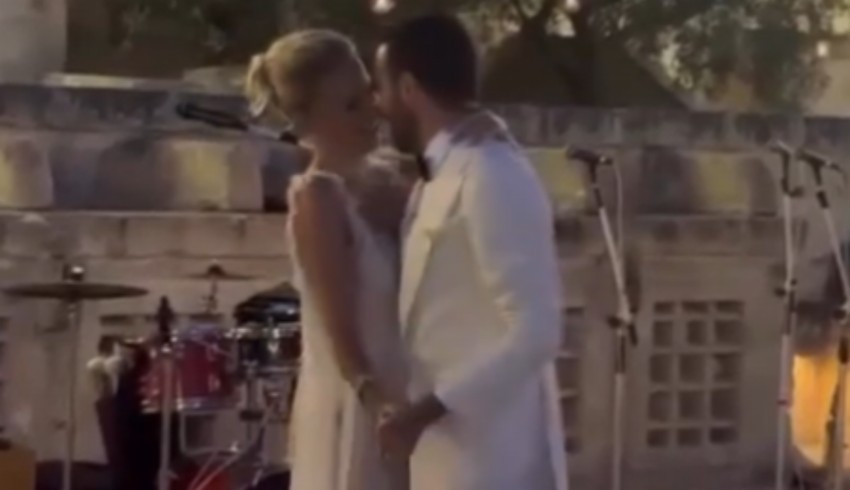 Burcu Esmersoy ve Nazım Akmandil’in ilk dansına beğeni yağmuru