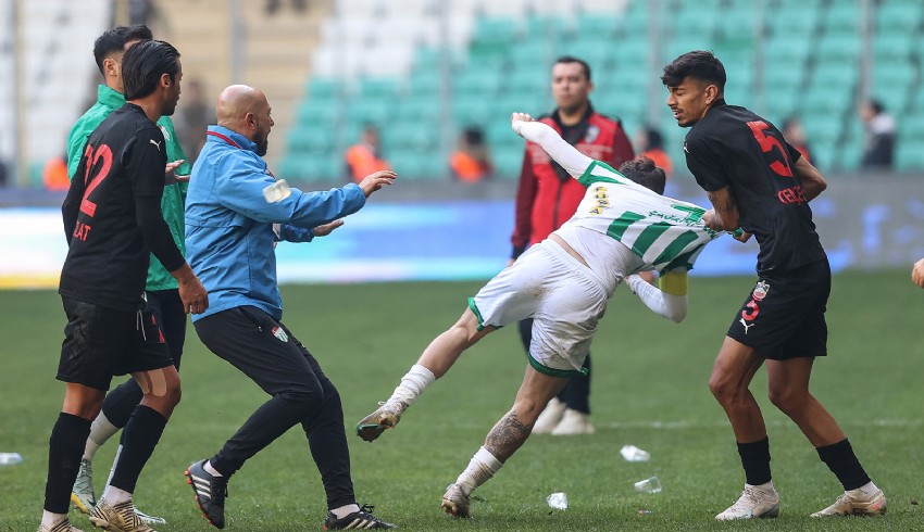 Bursaspor-Diyarbekirspor maçında olaylar çıktı