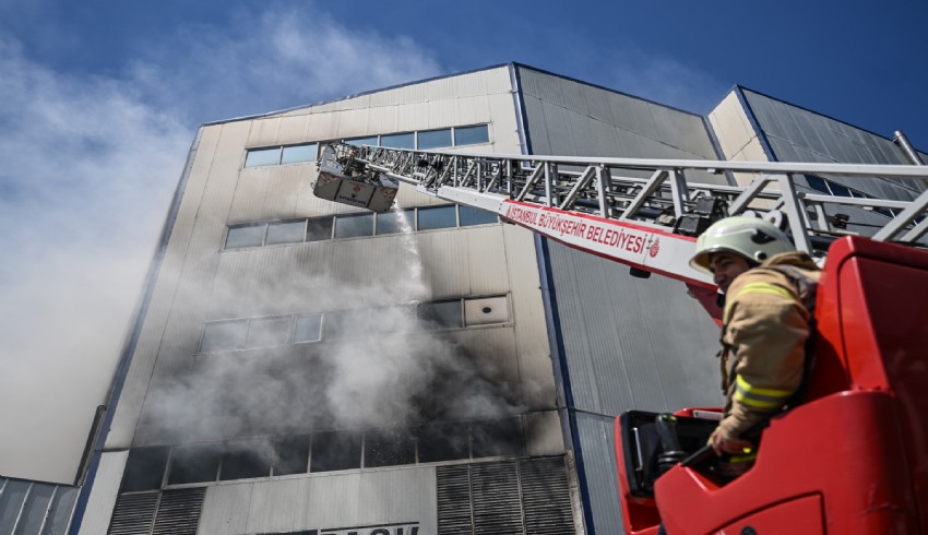 Cam üretim tesisindeki yangın 11 saattir sürüyor