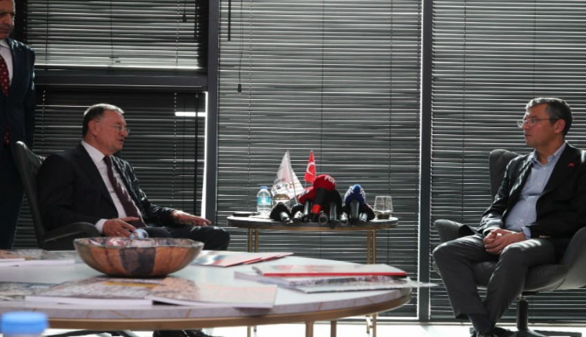 CHP Genel Başkanı Özel, Hatay Büyükşehir Belediye Başkanı Savaş ile görüştü