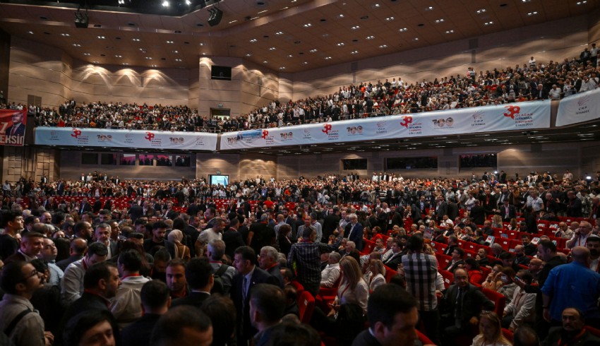 CHP İstanbul İl Kongresi'nde önce gerginlik sonra kavga
