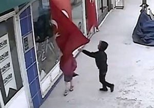 Türk bayrağını öpen çocuk herkesi ağlattı!