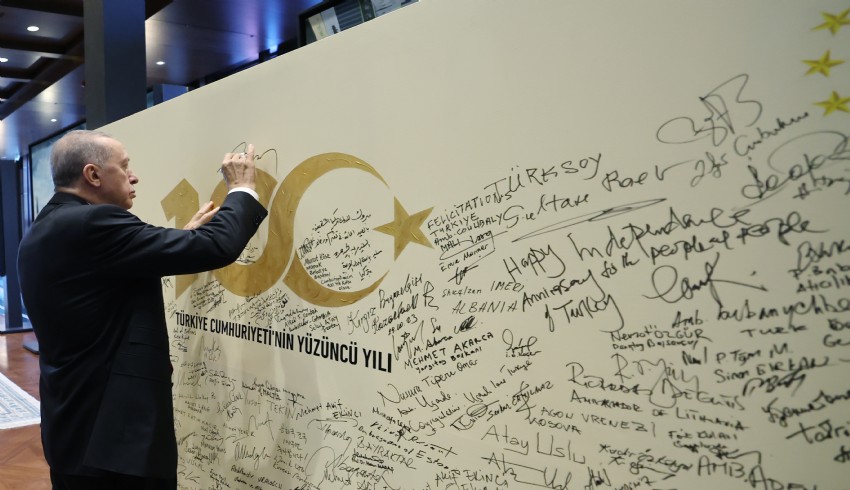 Cumhurbaşkanı Erdoğan 100'üncü yıl duvarına imza attı