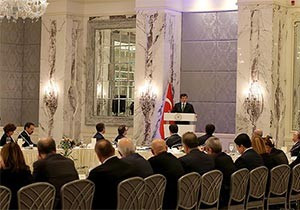 İş dünyasıyla yalıda değil otelde buluştu