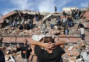 Van'da deprem! Büyük binalar yıkıldı
