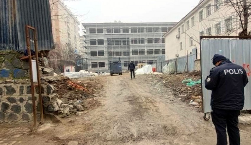 Diyarbakır'da okul inşaatında çatıdan düşen şantiye şefi öldü