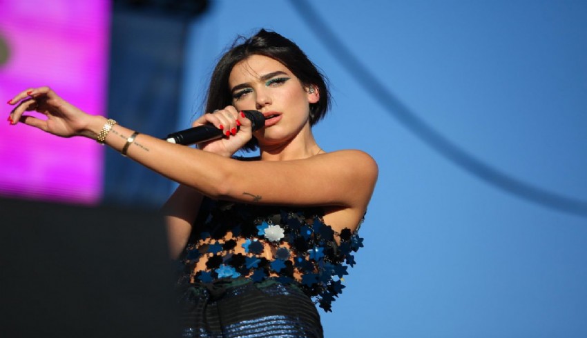 Dua Lipa, gönlünü Callum Turner'a kaptırdı