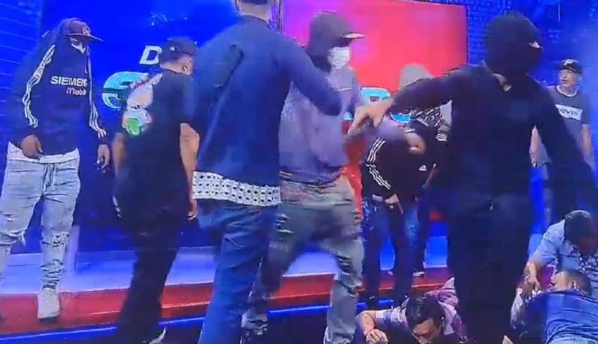 Ekvador karıştı: Çete TV stüdyosunu basıp spikerin cebine bomba koydu