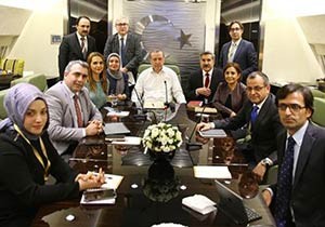 Hükümeti öven yazarlar adaylık için sırada
