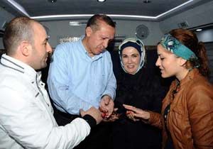Erdoğan'ın yolunu kesip, yüzük taktırdılar
