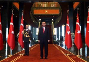 Erdoğan'ı eleştiren gazeteci polisi kapıda buluyor