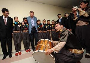 Başbakan Erdoğan halay çekti