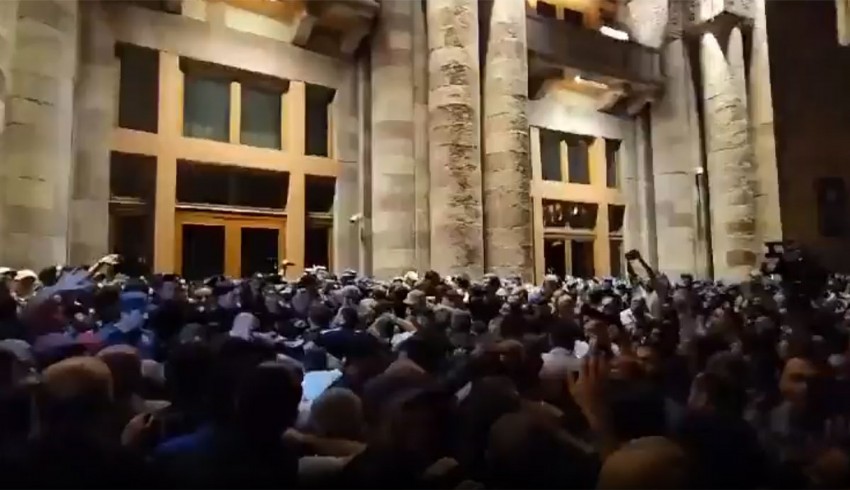 Ermenistan vatandaşları, hükümet binası önünde toplandı