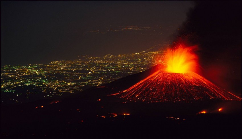 Etna Yanardağı, güçlü şekilde kül ve lav püskürttü