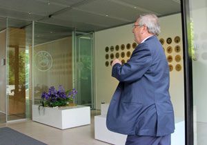 Bir de fotoğrafını asmışlar, Şenes Erzik istifa etmeli