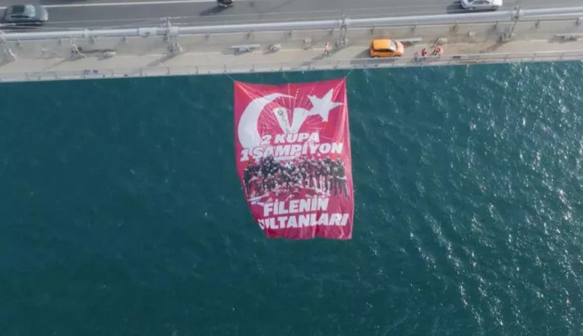 Filenin Sultanları'nın şampiyonluk bayrağı boğazdaki köprülere asıldı