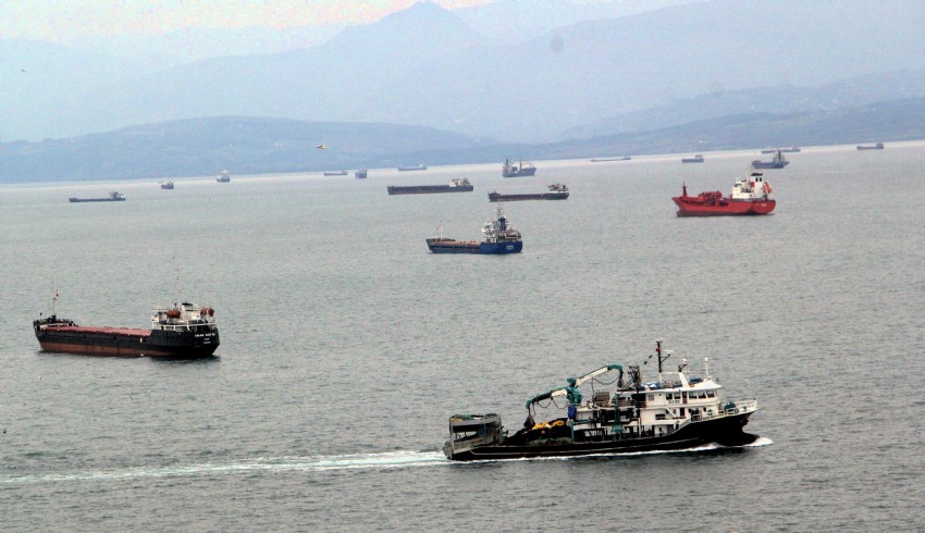 Fırtına uyarısı sonrası yük gemileri Sinop'un doğal limanına demirledi