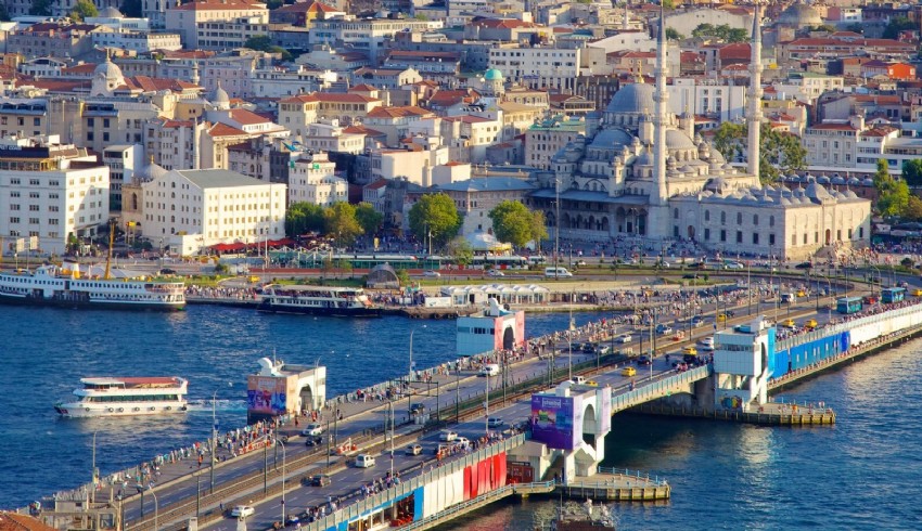 Galata Köprüsü'nde bir restoranda çıkan yangın söndürüldü