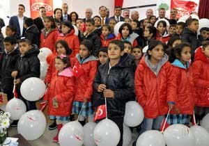 Yardıma muhtaç 100 öğrenciyi giydirdi, seneye hedef 1000 öğrenci