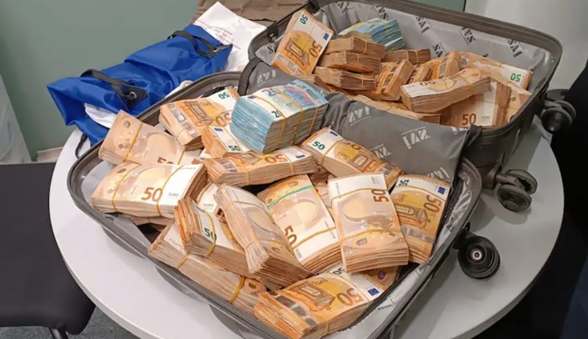 Havalimanında emeklinin bavulundan 455 bin euro çıktı, hepsine el konuldu