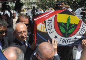 İnal Batu son yolculuğuna Fenerbahçe bayrağıyla gitti