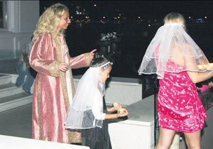 Özilhan'dan davullu-zurnalı kına sessiz nikah!