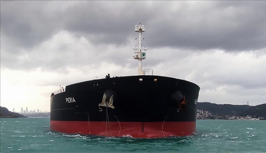 İstanbul Boğazı'na arızalanan tanker demir attı deniz trafiği durduruldu