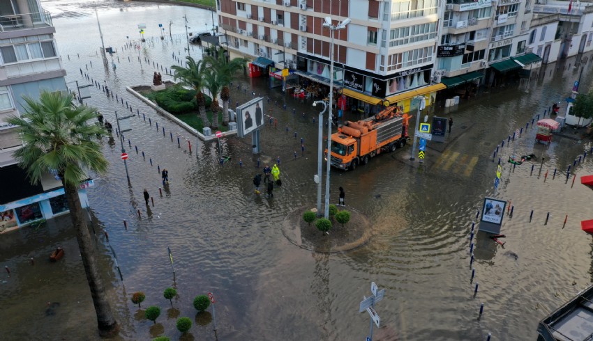İzmir'de deniz taştı, sokaklar su altında kaldı
