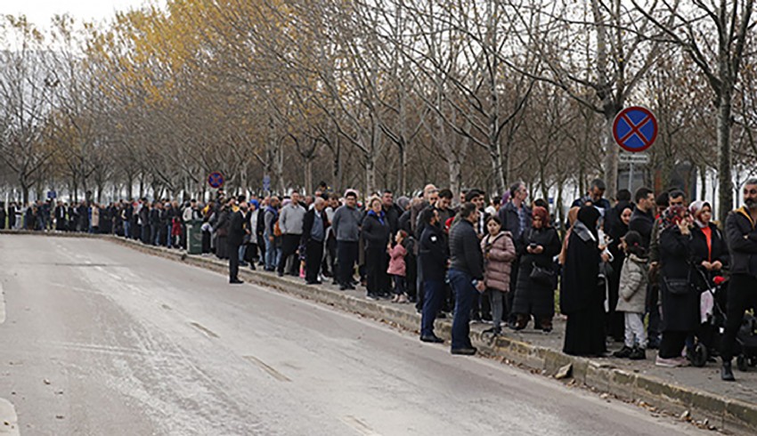 İzmit'te TCG Anadolu kuyruğu