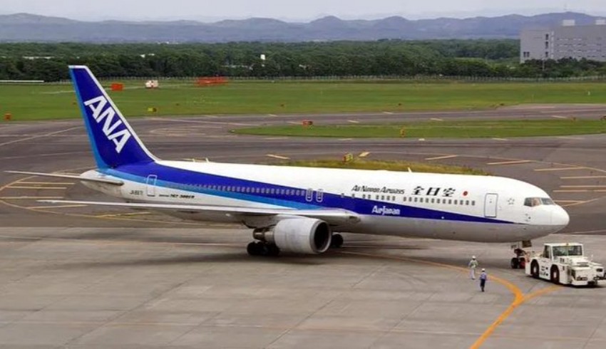 Japonya'da Osaka havalimanı pistinde iki yolcu uçağı çarpıştı