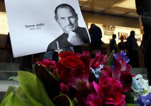 Steve Jobs, Apple mağazası önünde anılıyor