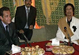 İlk bombayı atan Sarkozy Kaddafi ile ortak çıktı