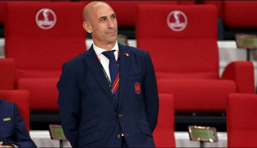 Kadın futbolcuyu öpen kulüp başkanına tepkiler durmuyor