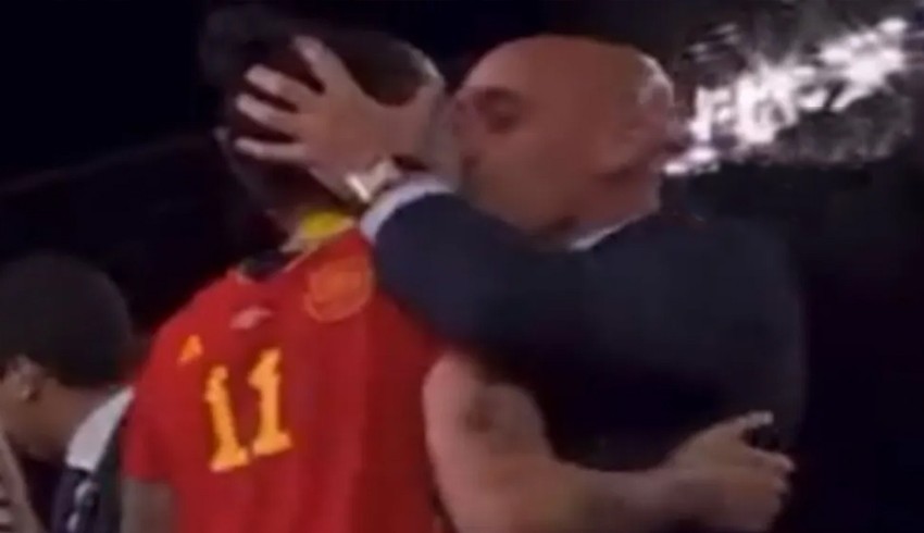 Kadın futbolunu karıştıran o öpücükte FIFA, Rubiales'i görevden aldı