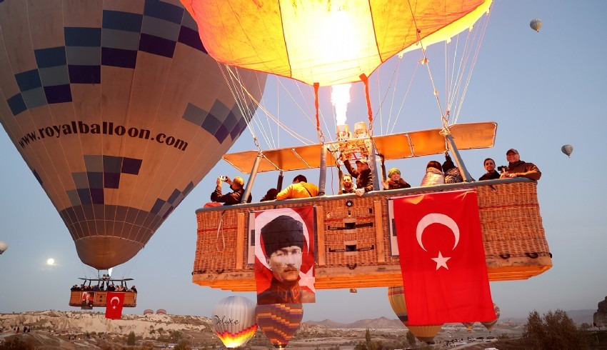 Kapadokya semaları Türk bayraklarıyla renklendi