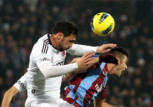 Kara Kartal, Hamsi'yi evinde avladı