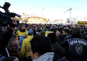 Fenerbahçe taraftarları birbirine girdi