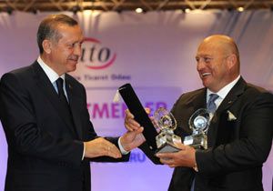 8 yıl sonra ilk kez ATO’ya geldi, Koç’a plaket verdi