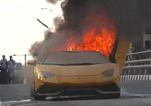 Milyonluk Lamborghini böyle cayır cayır yandı!