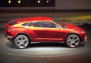 ‘Azgın boğa’ Lamborghini Urus’la araziye dönüyor