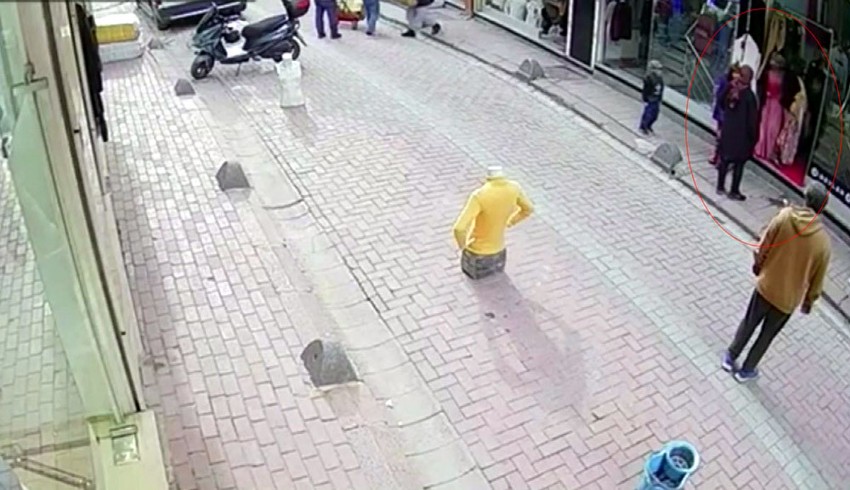 Mağaza hırsızı üç kadın soyunarak kaçmayı başardı