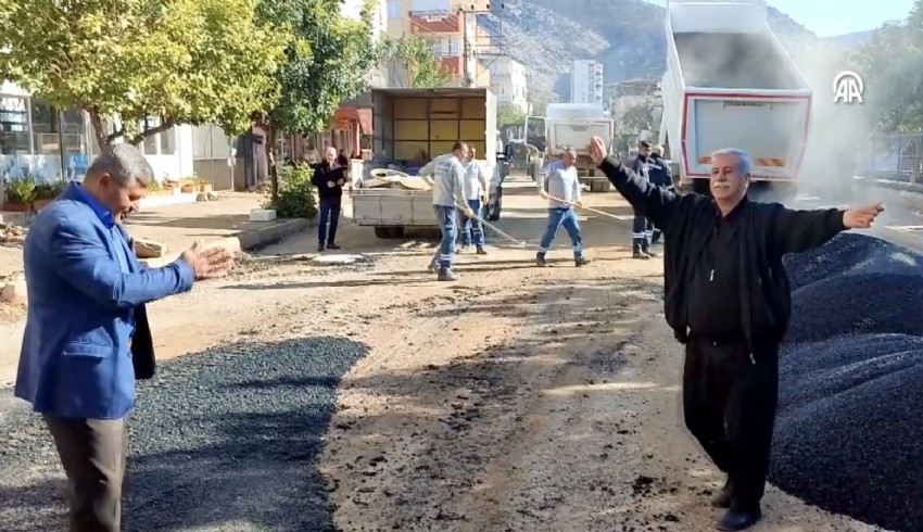 Mahallesinin yoluna asfalt dökülen muhtar davul zurna eşliğinde oynadı