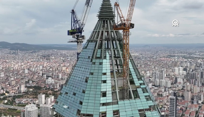 MB'nin 353 metrelik binasının cam montajını dağcılar yaptı