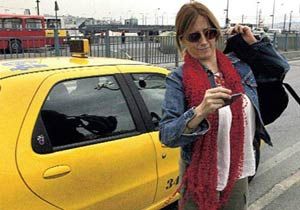 İstanbul'da taksi plakası altına kafa tuttu