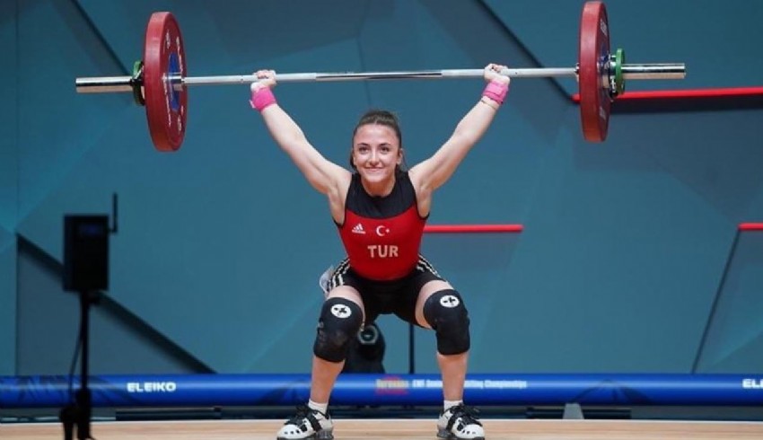 Milli halterci Cansu Bektaş, gençlerde dünya şampiyonu oldu